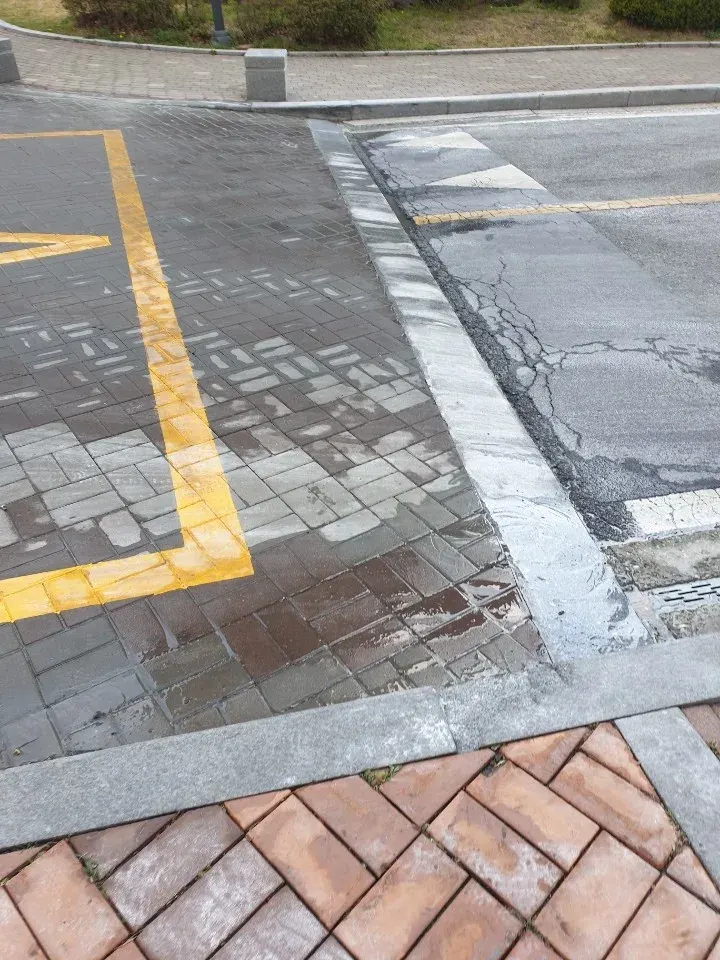 점토벽돌과 화강석으로 마감한 보도 포장